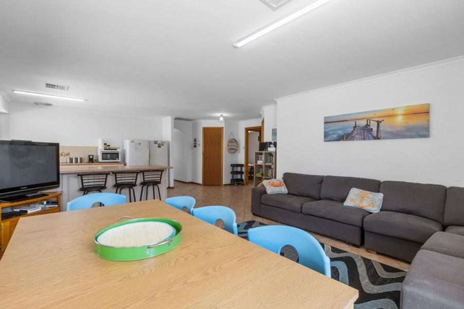 Ardrossan Hotel Motel Bagian luar foto